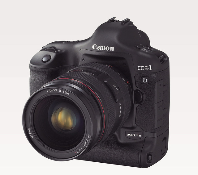キヤノン、2.5型液晶と820万画素CMOS搭載のプロ用デジタル一眼レフ「EOS-1D Mark II N」