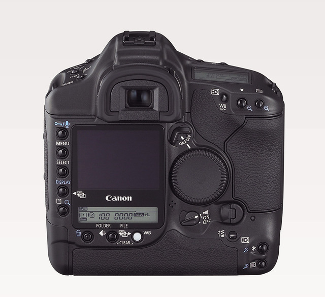 キヤノン、2.5型液晶と820万画素CMOS搭載のプロ用デジタル一眼レフ「EOS-1D Mark II N」