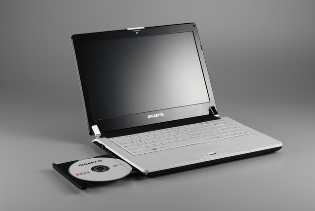 日本ギガバイト、ドッキングステーション付属の13.3型ノート