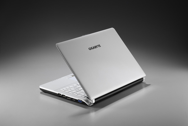 日本ギガバイト、ドッキングステーション付属の13.3型ノート
