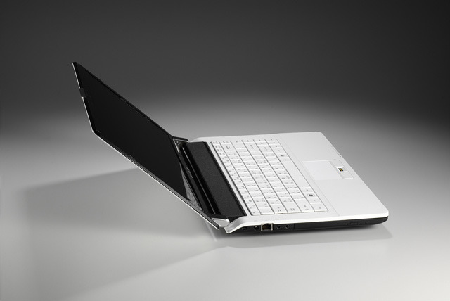 日本ギガバイト、ドッキングステーション付属の13.3型ノート