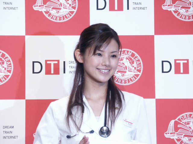 新生DTI新CMの小西真奈美、全100話の日めくりムービーで語りかける