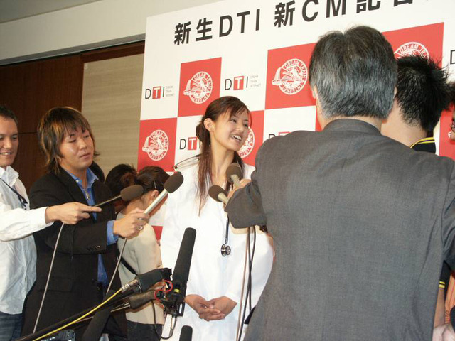 新生DTI新CMの小西真奈美、全100話の日めくりムービーで語りかける