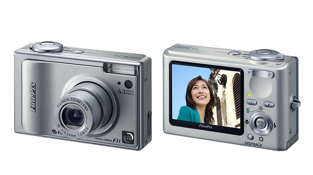 富士写、シャッター優先/絞り優先AEを搭載したISO1,600の超高感度デジカメ「FinePix F11」