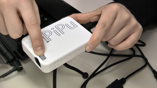 【OLデジモノ日記 Vol.7】3〜4人の打ち合わせに便利！小型のUSBミニプロジェクター「PiPu」