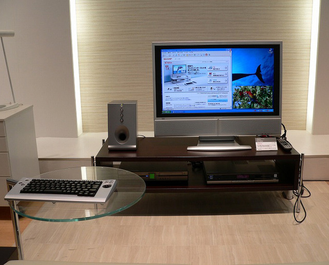 【CEATEC 2005】シャープ、液晶テレビ「AQUOS」やデュアルビュー液晶などを展示