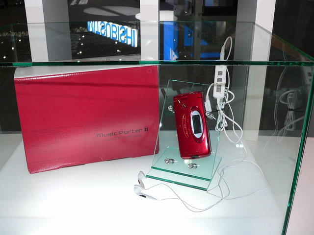 【CEATEC 2005】三菱、液晶搭載のらくらくホンなどドコモ用携帯電話を3機種展示