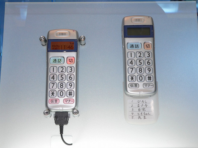【CEATEC 2005】三菱、液晶搭載のらくらくホンなどドコモ用携帯電話を3機種展示