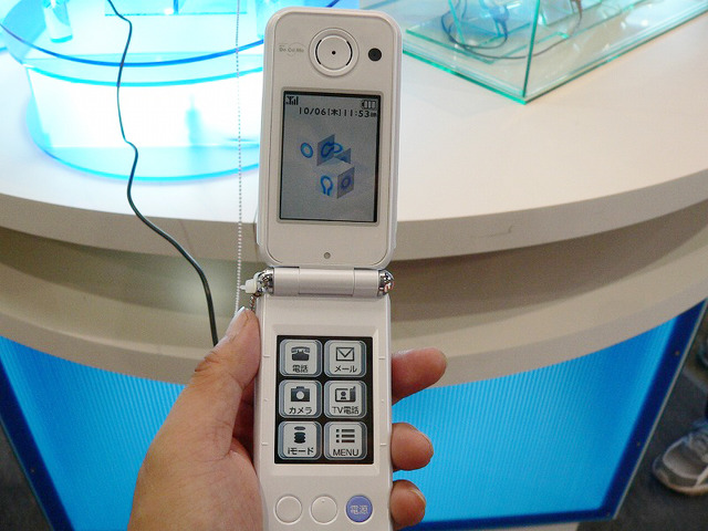 【CEATEC 2005】三菱、液晶搭載のらくらくホンなどドコモ用携帯電話を3機種展示