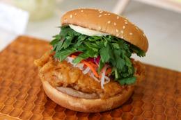 【実食】“アジアの屋台料理”を表現したパクチーバーガーを食べ比べ！フレッシュネスのファン投票で選ばれた新作&復活メニューを実食
