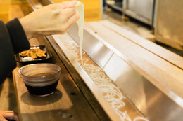 岡山の渓流で流しそうめんを楽しむ！「山乗渓谷そうめん流し 涼水亭」2026年シーズンの営業を開始