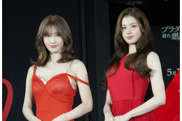 TWICE・MOMO＆SANAがレッドドレスでウォーキング、長谷川京子・山田優・三吉彩花らと豪華共演