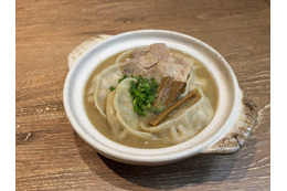 こってりスープの土鍋に肉汁餃子をイン！天下一品×ダンダダン、初のコラボメニューが登場