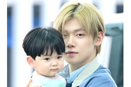 TXT・ヨンジュン、赤ちゃんを抱えて空港に登場！お父さんのような姿を見せたメンバーたちも話題