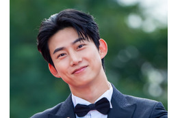 キムタクとも共演した2PM・テギョン、日本の人気俳優と“密着ショット”！仲睦まじい雰囲気に注目