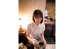 NMB48・安部若菜、メガネ姿でレトロ喫茶を満喫！知的な横顔でファン魅了