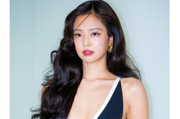 上半身の布面積が…BLACKPINK・ジェニー、みぞおちまで丸見え“ギリギリ”衣装で視線独占