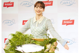 のん、サーモン一匹プレゼントに感動！エプロン姿で調理実演も