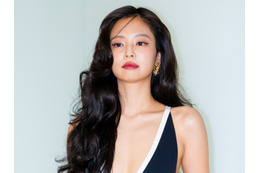 上は何も着用しない大胆さ！BLACKPINK・ジェニー、果敢なファッションへの挑戦で一皮むける