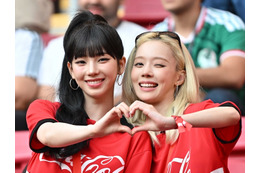 aespa・カリナとウィンター、韓国代表のW杯初戦に登場！　赤ユニ姿で現地応援、国旗掲げ笑顔も
