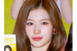 ショーツ露出、TWICE・サナが“スカートめくれ”事故に心境吐露「開いた状態で撮られていたなんて…」