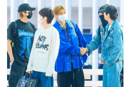 金髪×ブルージャケットが鮮やかなV、デニムセットアップでクリーンなJIN！BTSの5人がスペインへ