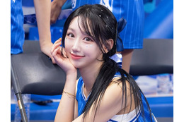 デカすぎて今にもこぼれ出そう…“豊満ボディ”際立つドレス姿に視線集中、韓国人気チアのホ・スミ