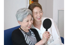 SHIHO、73歳の母親が韓国でテレビ初登場、100歳の祖母と“3世代3ショット”も公開