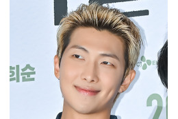 キティちゃんのスマホケース!?BTS・RM、ジムで鍛錬中の姿を公開も“ギャップ萌え”