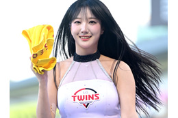 「パンパンや」胸もと強調タイトトップスに視線集中、韓国人気美女チアの豊満スタイルに絶賛の声