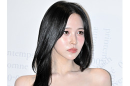 え、黒革の首輪？TWICE・ミナ、思い切った衣装が衝撃的…“ヴィーナスライン”にもハラハラ