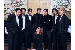 「女性蔑視では？」BTSの集合写真に批判…削除されるもVが再投稿　実は女性監督の“定番ポーズ”だった