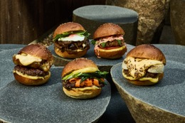 京都ならではの食材使用の限定バーガーや、“ぬれ生地”を使った限定ドーナツが登場！