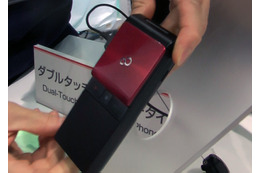 【CEATEC JAPAN 2010（Vol.39）：動画】富士通、2つのタッチパネル液晶を搭載する携帯を参考出展