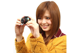 ドライブレコーダーにもなる！　小型ながらHD画質の動画撮影が可能なトイカメラ
