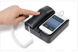 iPhone 4S・4を固定電話のように使用できる受話器型スタンド……音楽再生も可能