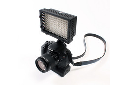 低熱で長寿命なLEDを160灯搭載したカメラフラッシュライト……明かりとしても利用可能