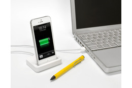 机の上もスッキリ！ iPhone 5用縦置きドッキングスタンド 