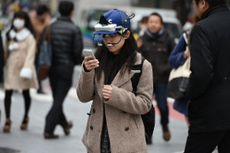 「ながらスマホ」の危険性を検証した動画、JAFが公開