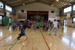 幼稚園児・小学生に運動を通して防犯に役立つ知識と動きを伝える「防犯スポーツ教室」を体験
