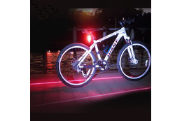 車幅分の車線をレーザーで照射する自転車用テールライト「車線deまもる君」