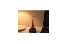 デスク上に“懐かしの昭和”を再現——東京タワー歴代デザインのミニチュアフィギュア