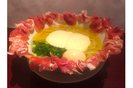 芸能界のグルメ、勝俣と渡部が選んだ16店を1ヵ所で楽しむ