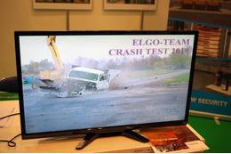 突入する車両を粉砕する対テロ用「侵入防止用ポール」