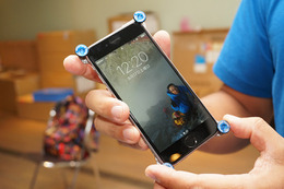 ドローンの形状をスマホケースに！ 硬くて軽いカーボン素材【iPhoneケース展】