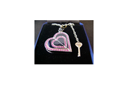 スワロフスキーのラインストーンで装飾したハート型USBメモリ——ネックレスチェーン付属