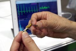 絆創膏のように使えるウェアラブル生体センサー「Vitalgram」