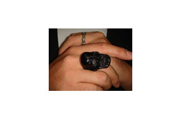 ハードなドクロをデザイン！　指輪タイプのUSBフラッシュメモリ