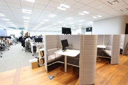 【新連載・進化するオフィス】「会話」コンセプトにフリーアドレスを設計……ネットプロテクションズ