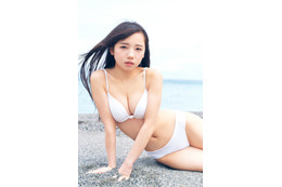 日向坂46・齊藤京子、写真集の水着カットが初解禁！白ビキニ姿で抜群のスタイル見せる！
